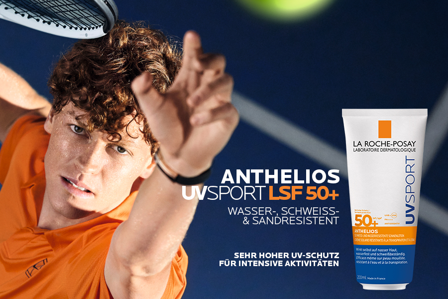Mann beim Tennis mit La Roche Posay Anthelios UV Sport Gel LSF 50+ Tube. Hoher UV-Schutz für intensive Aktivitäten.